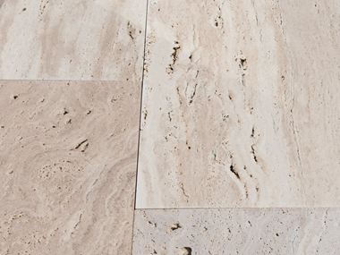 Primo piano delle lastre di travertino Natura con effetto legno