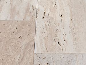 Primo piano delle lastre di travertino Natura con effetto legno