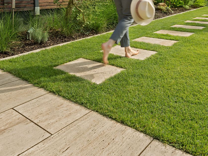 Lastre di travertino Natura con piedini a correre sulle lastre