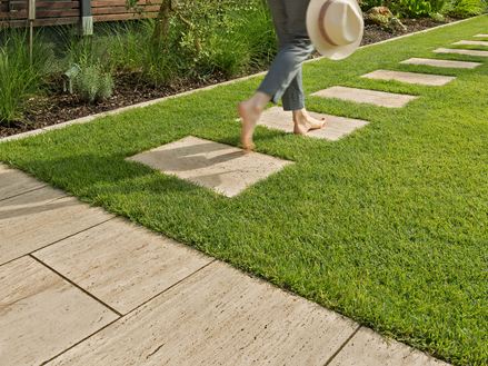 Lastre di travertino Natura con piedini a correre sulle lastre