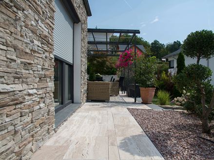Terrazza Natura in travertino con rivestimento in mattoni