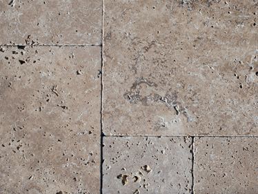 Primo piano di Travertin Noce nell'area esterna