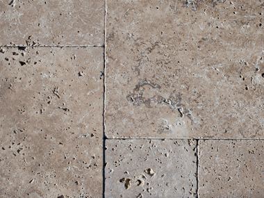 Primo piano di Travertin Noce nell'area esterna