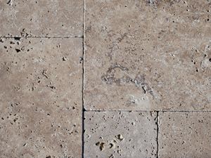 Primo piano di Travertin Noce nell'area esterna