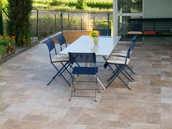 Terrazza in travertino Noce con tavolo da giardino