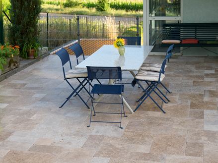 Terrazza in travertino Noce con tavolo da giardino