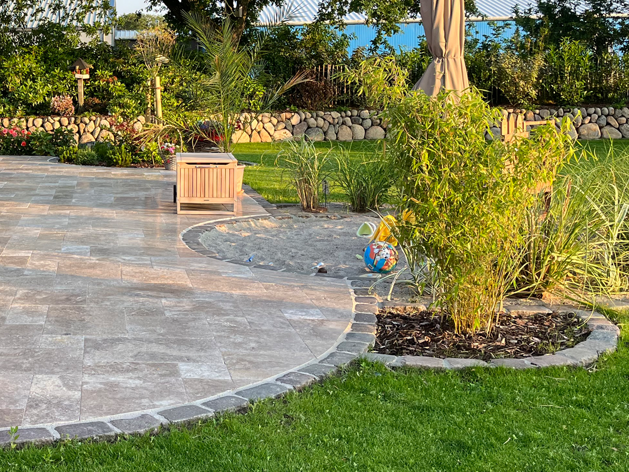 Terrazza in travertino del Noce con atmosfera serale Terrazza Noce in travertino con sabbiera Terrazza rotonda atmosfera serale