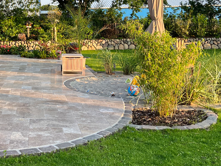 Terrazza Noce in travertino con sabbiera Terrazza rotonda atmosfera serale