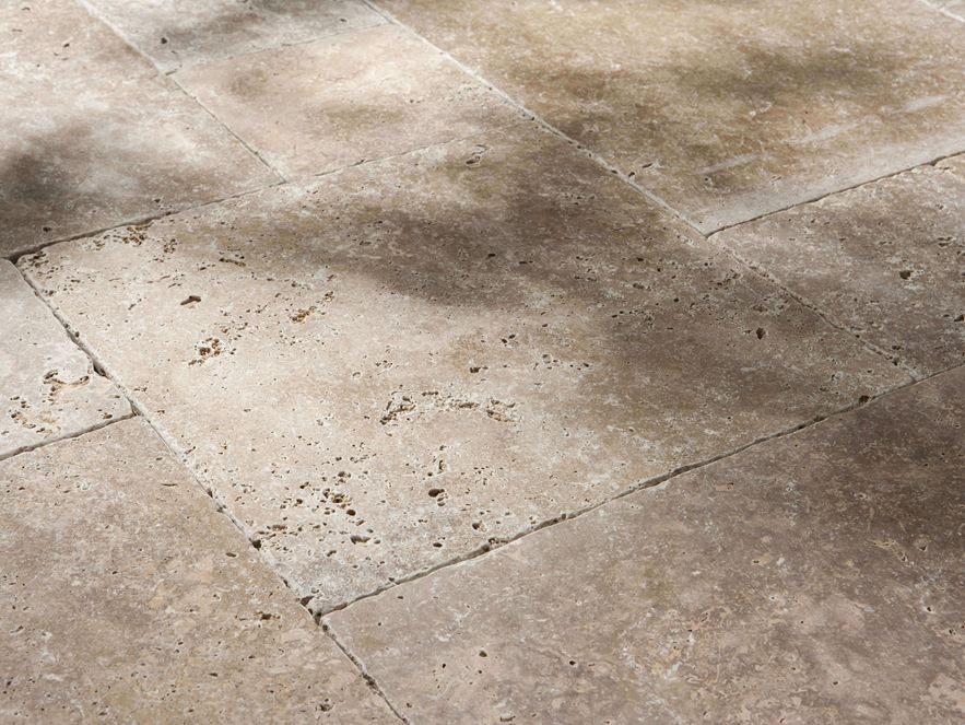 Lastre in pietra naturale di travertino del Noce in ombra parziale