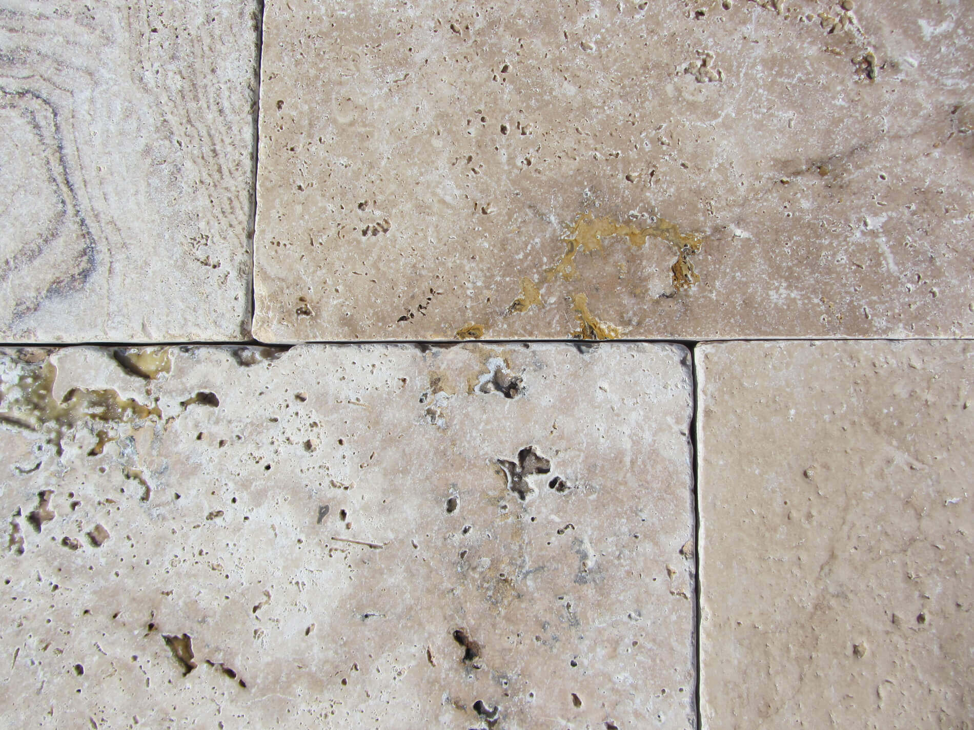 Primo piano di lastre di travertino burattate con le caratteristiche rientranze