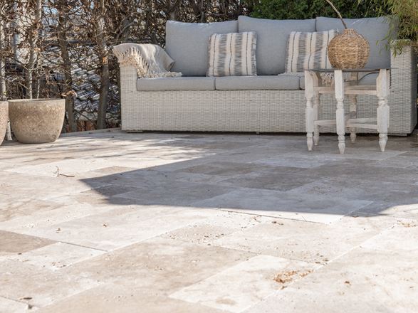 Piastrelle per terrazza Divano rustico in travertino