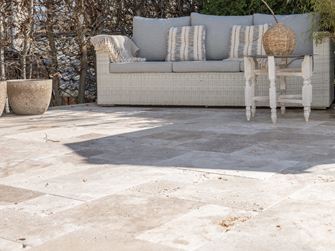 Piastrelle per terrazza Divano rustico in travertino