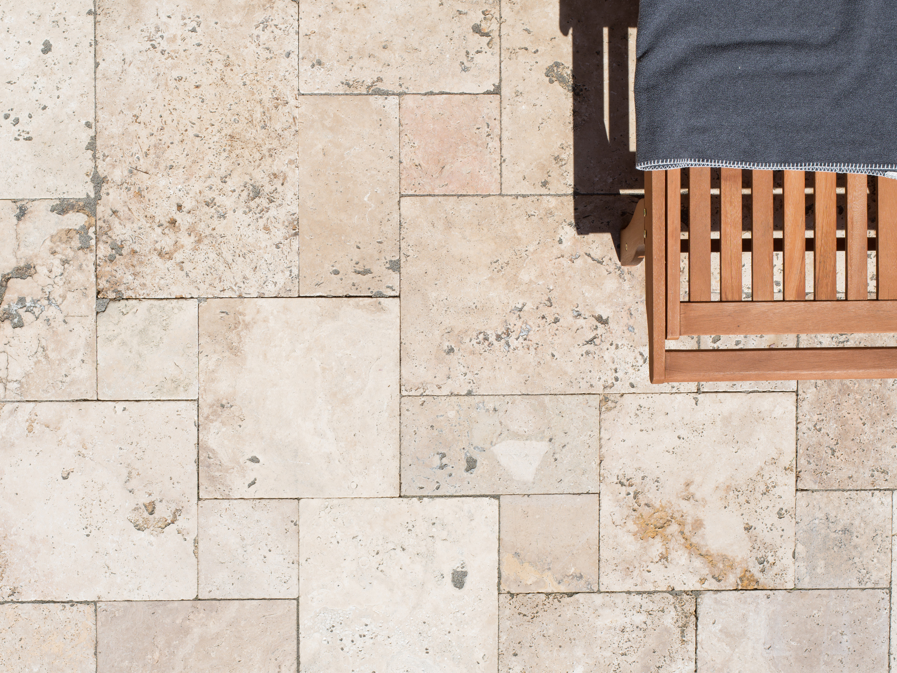 Vista del Rustico di Travertin in legatura romana con sedia a sdraio