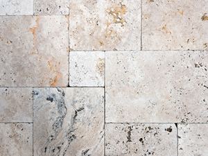 Lastre di travertino dall'alto in legatura romana con un vivace gioco di colori nei toni del beige e del marrone