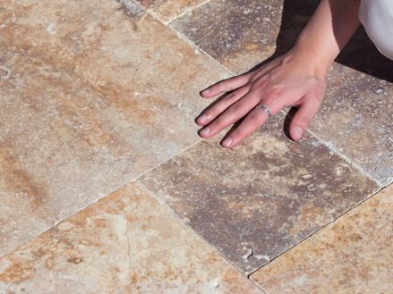 Colpi di mano su lastre di travertino Scabas