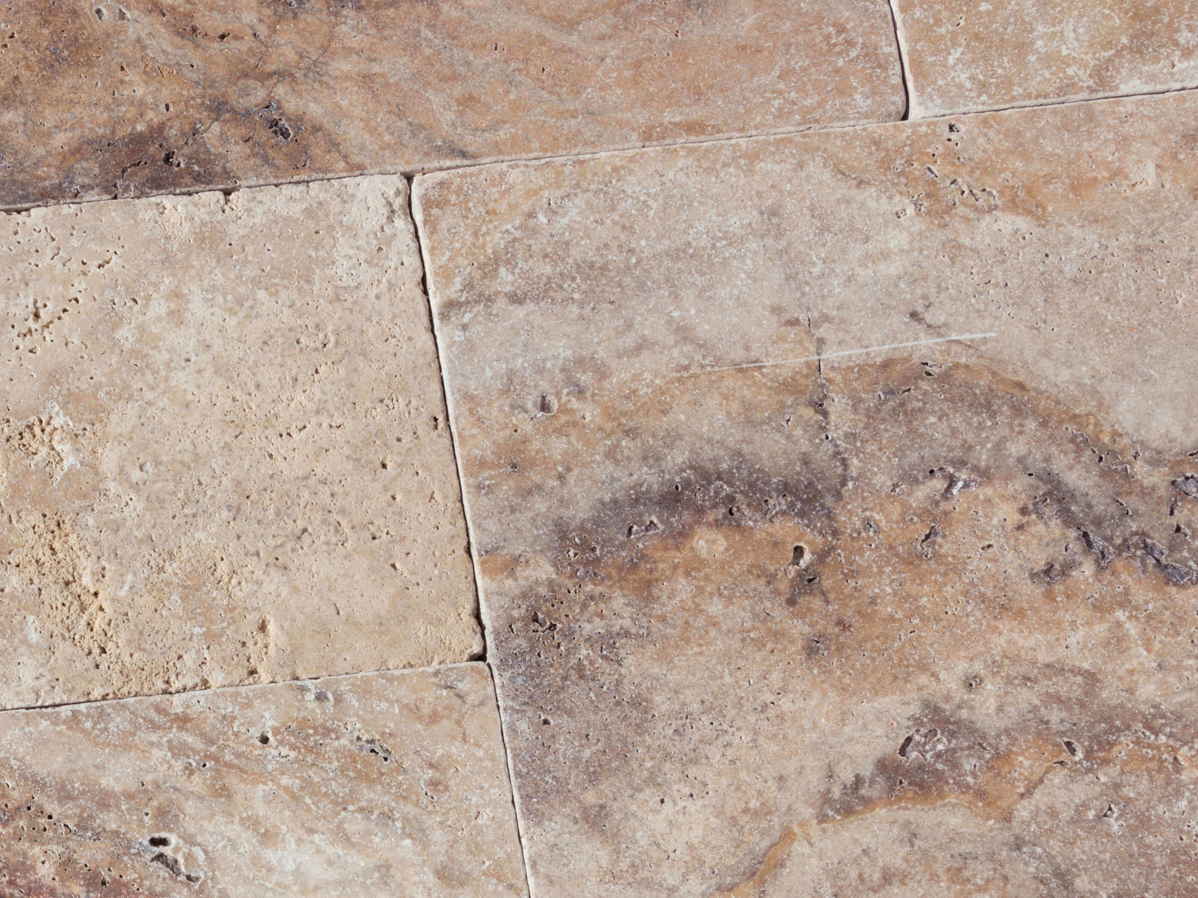 Travertino di Scabas con variegati giochi di colore Primo piano