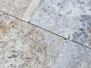 Primo piano del Travertino Silver