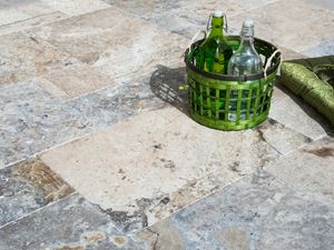 Cestino per bottiglie verde su lastre per patio in Travertino Silver