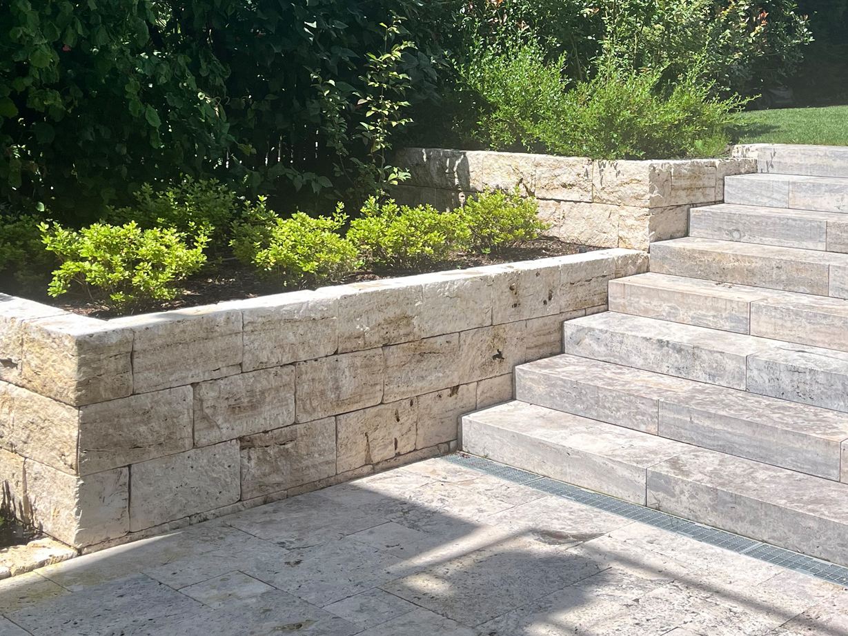 Bellissima combinazione: Travertino Silver Terrace con Mattoni di pietra Medium Select. Foto del cliente Parete in travertino