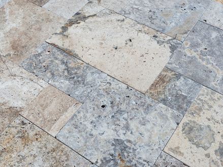 Lastra di travertino Silver posata a legante romano