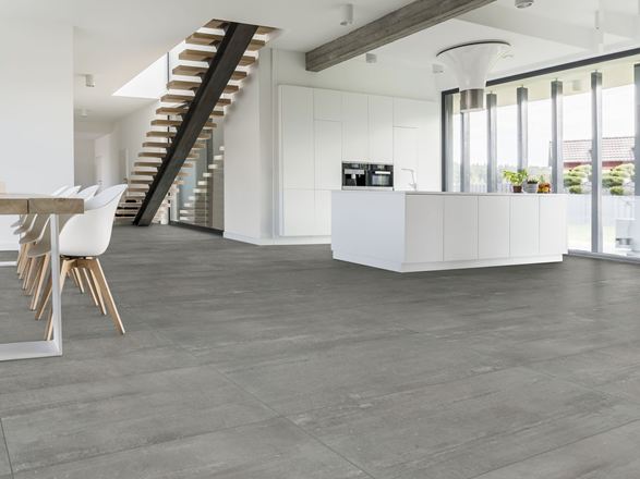 Sala da pranzo moderna, scala e tavolo con piastrelle Concrete Smoke in grigio scuro.