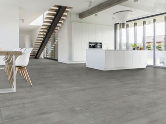 Sala da pranzo moderna, scala e tavolo con piastrelle Concrete Smoke in grigio scuro.