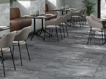 Zona pranzo con Piastrelle Iron Graphite effetto cemento