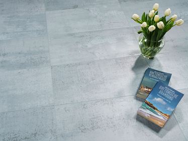 Piastrelle_in calcestruzzo_in_ferro_argento_con_tulipani_e_libri