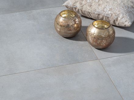 Piastrelle Pure Clay effetto cemento con lanterne