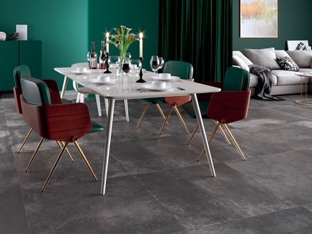 Zona pranzo con Piastrelle in Pure Graphite effetto cemento