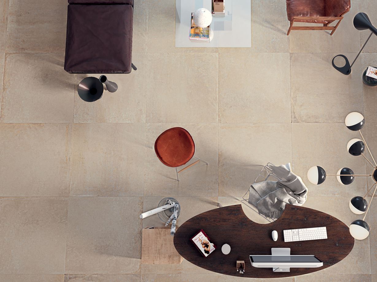 Pure Sand: effetto armonioso e chiaro Soggiorno con piastrelle Pure Sand effetto cemento