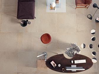 Soggiorno con piastrelle Pure Sand effetto cemento