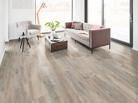 Soggiorno con piastrelle effetto legno Canada Lake e divano