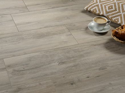 Piastrelle_look_legno_Canada_Lake_con_caffè_e_cuscini