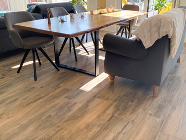 Zona pranzo con piastrelle effetto legno Canada Lodge