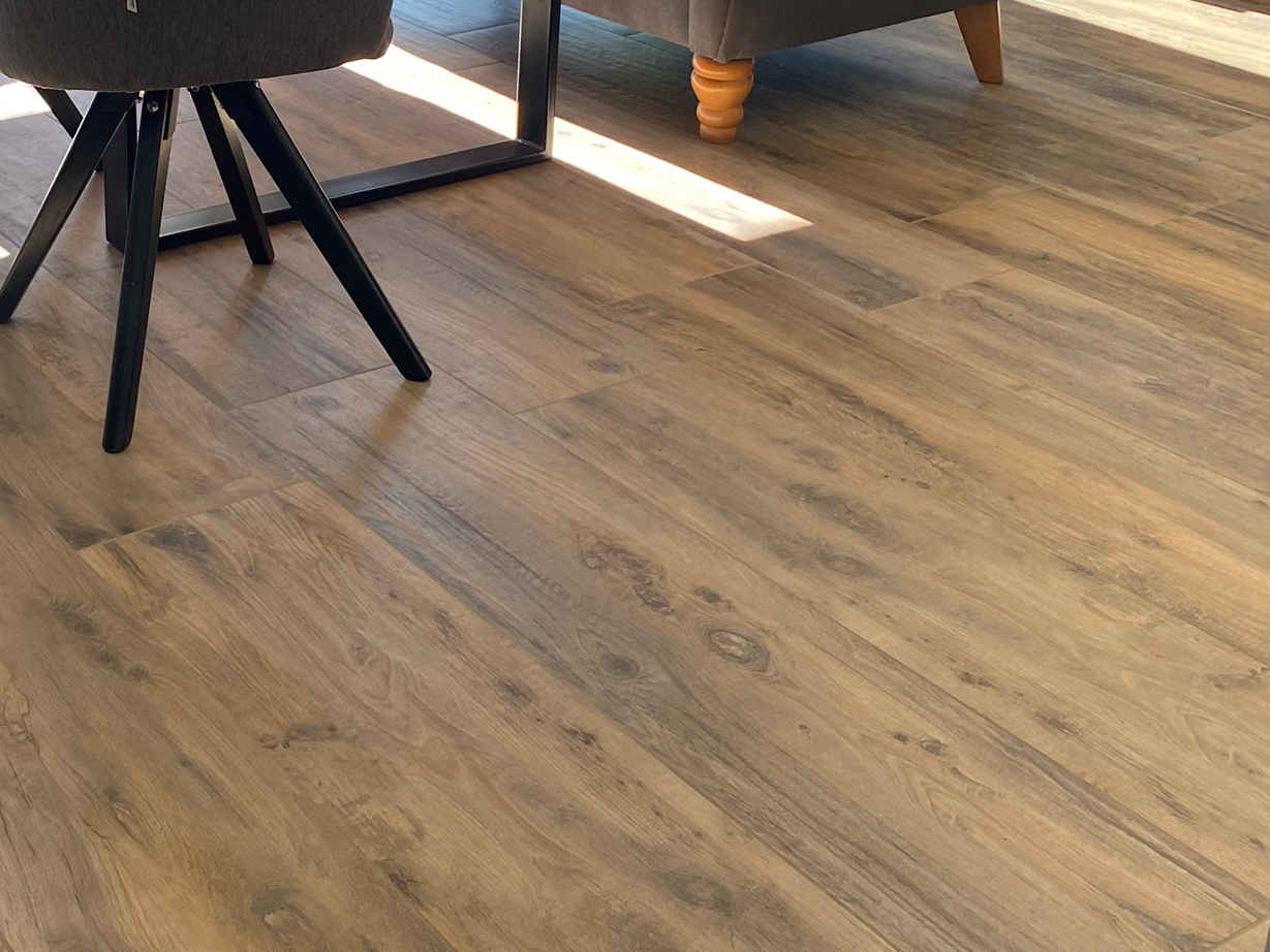 Piastrelle effetto legno Canada Lodge: effetto amichevole e naturale Piastrelle effetto legno Canada Lodge tavolo da pranzo galleria 1