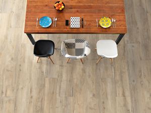 Sala da pranzo con piastrelle effetto legno Canada Sky, tavolo e sedie