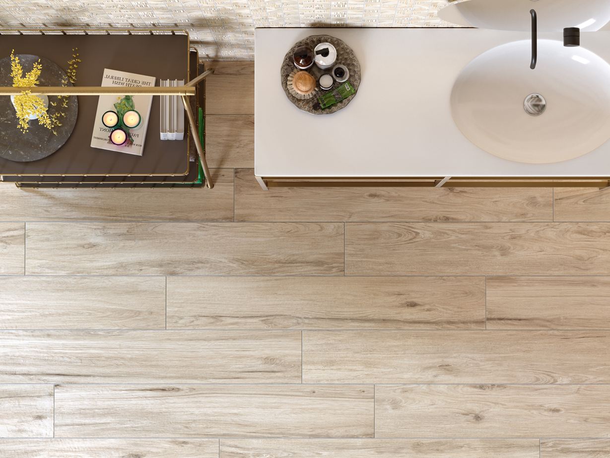 Aspetto del legno per una sensazione di vita naturale Bagno con piastrelle effetto legno Scandi Light, dall'alto