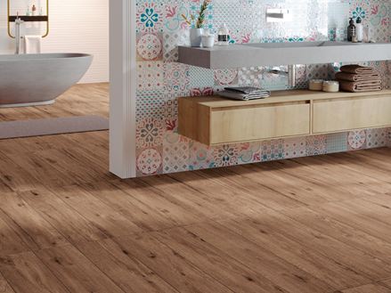 Bagno con piastrelle effetto legno Scandi Nut