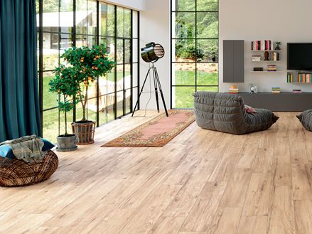 Soggiorno con piastrelle effetto legno Scandi Oak