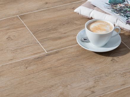 Piastrelle in gres porcellanato Woodline Beige con autentica texture legno