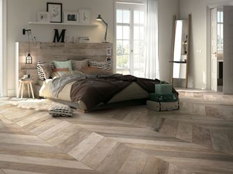 Camera da letto con piastrelle in gres porcellanato Indie Sky nei toni del beige-marrone