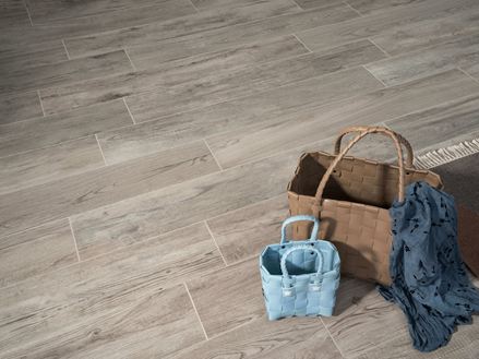 Borse di tendenza su una base in legno di tendenza