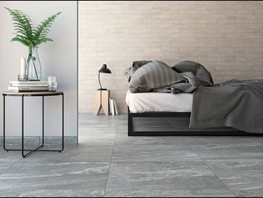 Camera da letto con piastrelle Dolomit Silver effetto granito