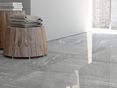 Bagno con piastrelle in gres porcellanato Dolomit Silver dall'aspetto granitico