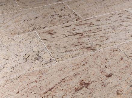 Piastrelle di granito grigio-beige con venature marroni