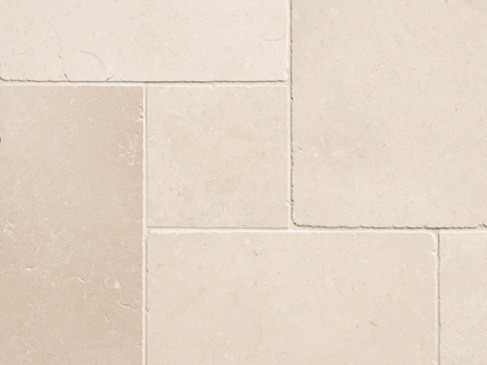 Primo piano di piastrelle in calcare beige con fuga stretta