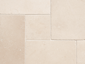 Cleopatra Light piastrella in pietra calcarea con delicate venature calcaree Primo piano di piastrelle in calcare beige con fuga stretta