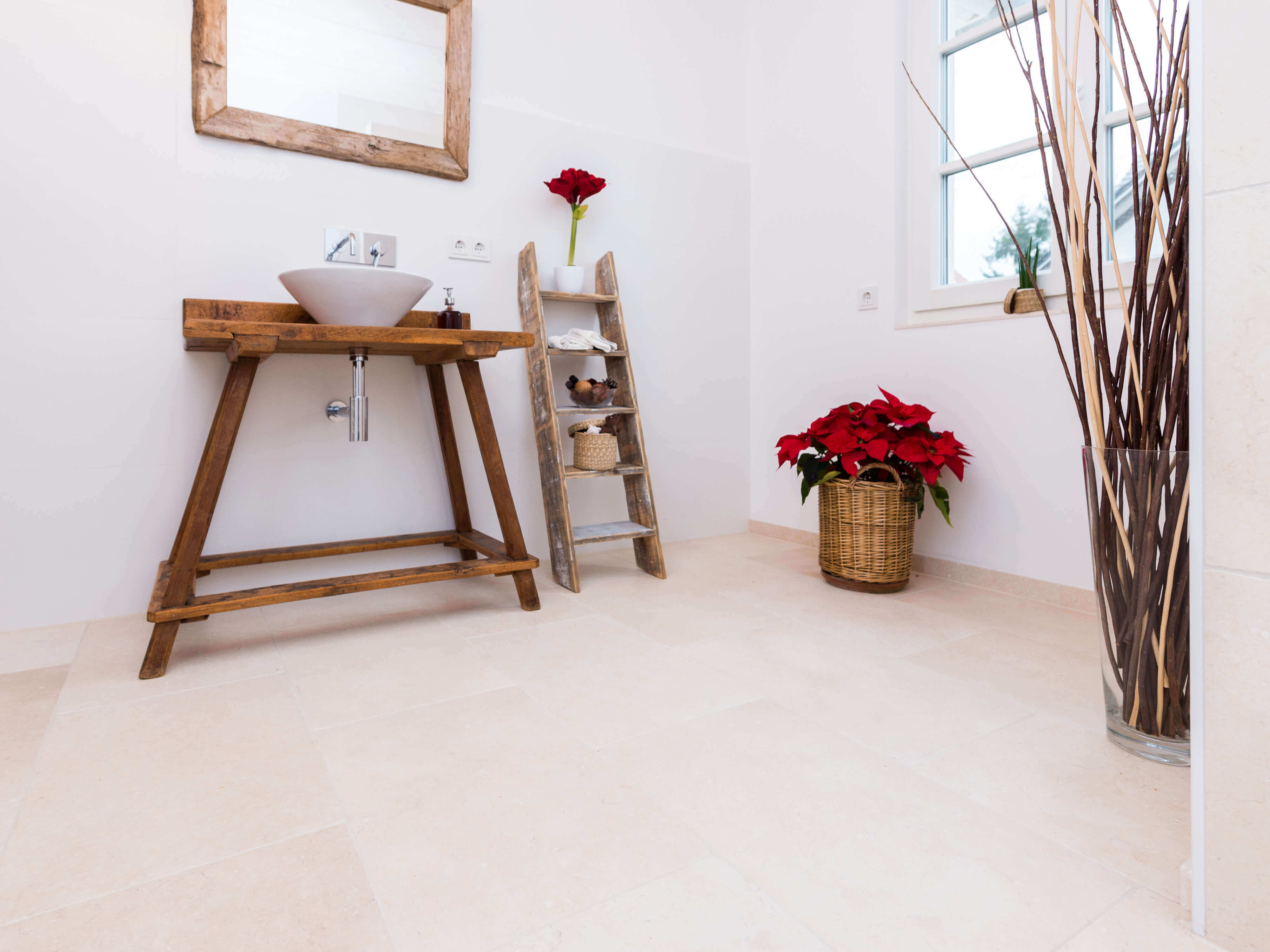 Bagno con mobili in legno e pavimento in piastrelle di calcare naturale di colore chiaro