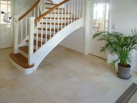 Cleopatra Light nella tromba delle scale